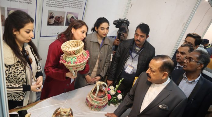 Union Minister Dr Jitendra Singh inaugurating Kashmir Expo StartUp at SKICC in Srinagar on Wednesday. — Excelsior/Shakeel