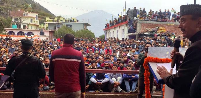 Former J&K Chief Minister and DAP Chairman Ghulam Nabi Azad addressing large rally at Khellani in Doda on Wednesday. — Excelsior/Tilak Raj