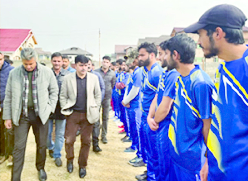 KU’s Registrar, Dr Nisar A Mir interacting with players at Zakura Campus in Srinagar on Sunday. KU’s Registrar, Dr Nisar A Mir interacting with players at Zakura Campus in Srinagar on Sunday.