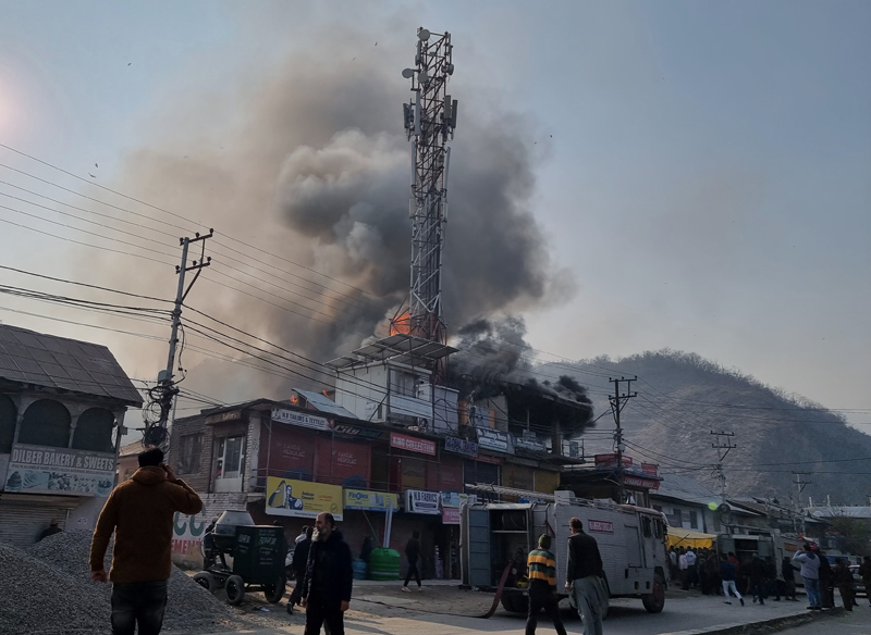 Fire engulfs shopping complex in Baramulla. —Excelsior/Aabid Nabi Fire engulfs shopping complex in Baramulla. —Excelsior/Aabid Nabi