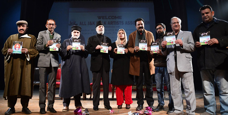 Former DyCM Muzaffar Hussain Baig alongwith his wife Chairperson, DDC Baramulla Safina Beigh during book release function “Kathe Manz Kath” at Tagore Hall in Srinagar. —Excelsior/Shakeel