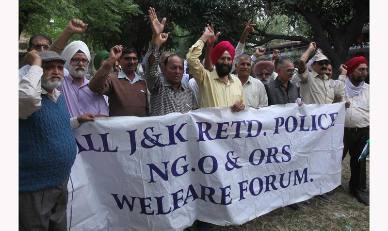 Non Gazetted police pensioners welfare forum raising slogans during protest at Jammu on Saturday. — Excelsior/Rakesh Non Gazetted police pensioners welfare forum raising slogans during protest at Jammu on Saturday. — Excelsior/Rakesh