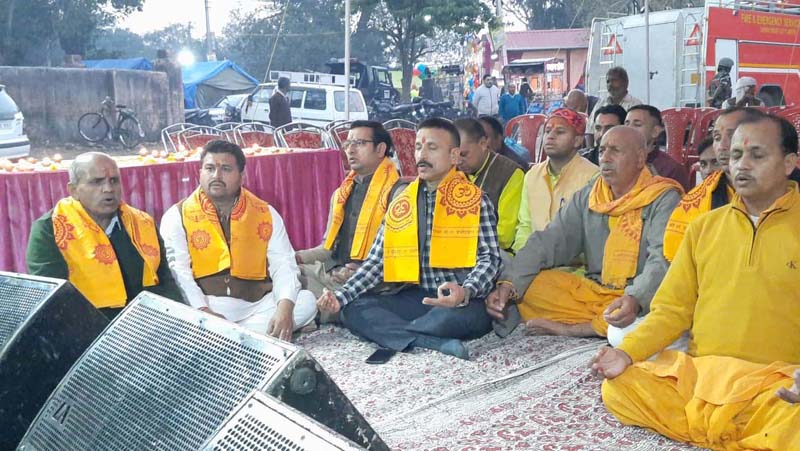 Pujaris chanting Vedic Mantras at the shrine of Baba Jitto on concluding day of Jhiri Mela on Wednesday. Pujaris chanting Vedic Mantras at the shrine of Baba Jitto on concluding day of Jhiri Mela on Wednesday.