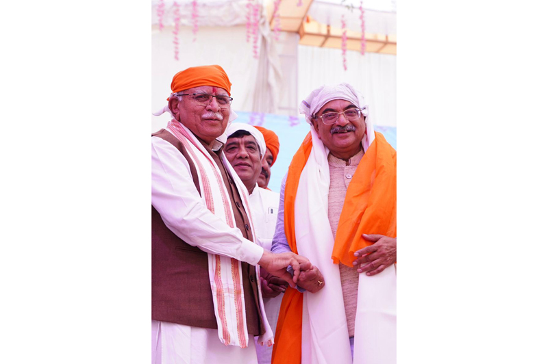 Haryana CM Manohar Lal felicitating Tarun Vijay. Haryana CM Manohar Lal felicitating Tarun Vijay.