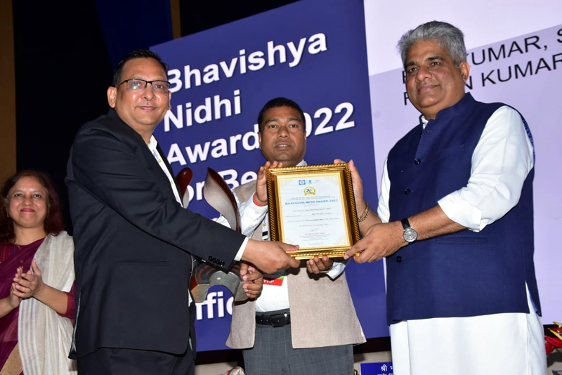 Union Minister for Labour & Employment Bhupender Yadav awarding Rizwan Uddin in New Delhi on Tuesday. Union Minister for Labour & Employment Bhupender Yadav awarding Rizwan Uddin in New Delhi on Tuesday.