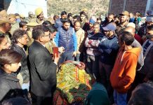 People protesting with dead body of retired Army man at Palma in Rajouri on Monday. -Excelsior/Imran