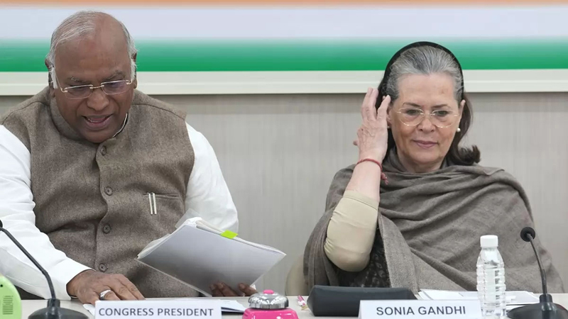 Congress president Mallikarjun Kharge with senior party leader Sonia Gandhi during the party's Steering Committee meeting at AICC HQ in New Delhi on Sunday.