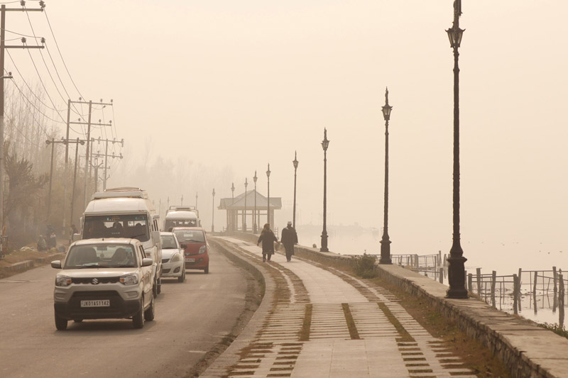 Vehicles plying amid fog in Sringar. -Excelsior/Shakeel Vehicles plying amid fog in Sringar. -Excelsior/Shakeel