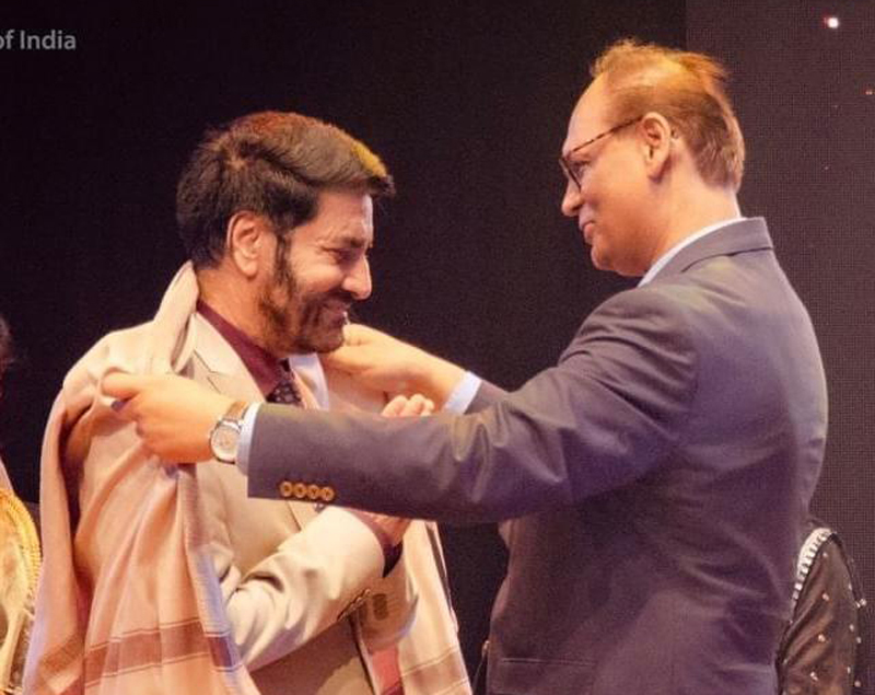 Mahen Seeruttun, Acting Foreign Minister of Republic of Mauritius honouring Padmashree Balwant Thakur. Mahen Seeruttun, Acting Foreign Minister of Republic of Mauritius honouring Padmashree Balwant Thakur.