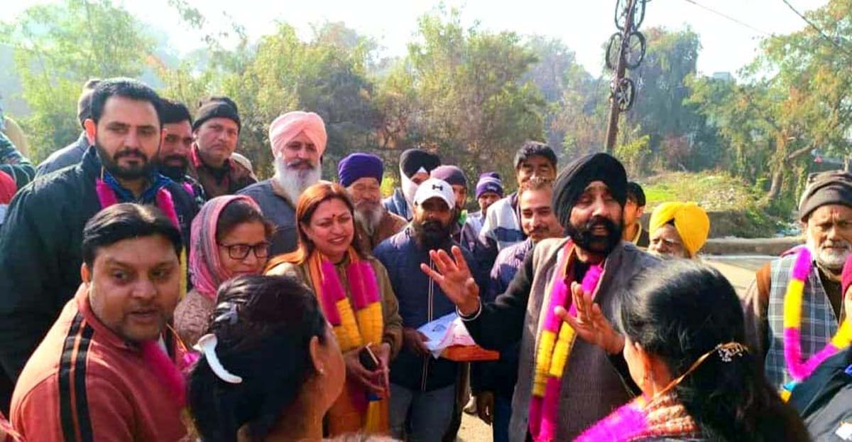 BJP district president, Jammu South, Rekha Mahajan interacting with people in Ward 58 on Wednesday. BJP district president, Jammu South, Rekha Mahajan interacting with people in Ward 58 on Wednesday.
