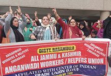 Anganwadi workers and helpers of Social Welfare Deptt staging protest at Srinagar on Thursday. -Excelsior/Shakeel