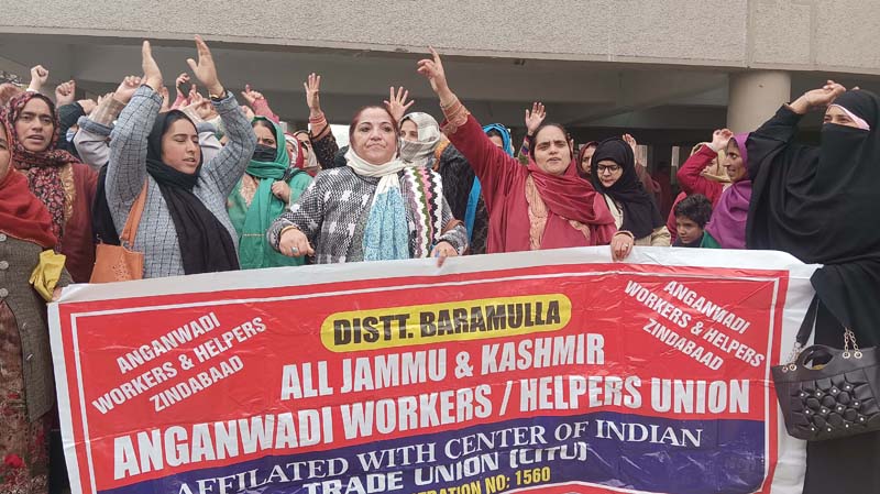 Anganwadi workers and helpers of Social Welfare Deptt staging protest at Srinagar on Thursday. -Excelsior/Shakeel