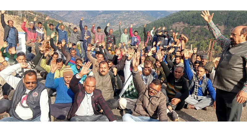 JSEWA president Som Nath addressing workers’ meeting at Chenani on Saturday. JSEWA president Som Nath addressing workers’ meeting at Chenani on Saturday.