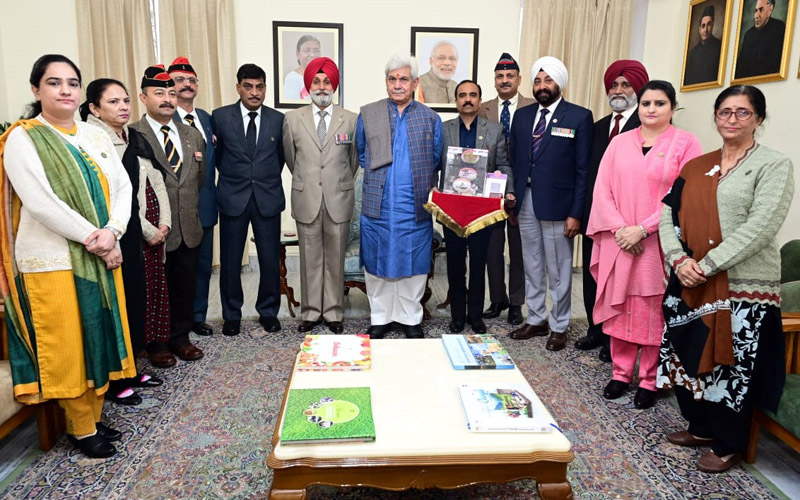 LG Manoj Sinha with members of Armed Forces & their families posing for a group photograph.