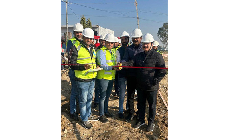 Airtel Marketing Head J&K, Ajay Khajuria & others inaugurating newly installed ultra-lean tower in border village of Jammu. Airtel Marketing Head J&K, Ajay Khajuria & others inaugurating newly installed ultra-lean tower in border village of Jammu.
