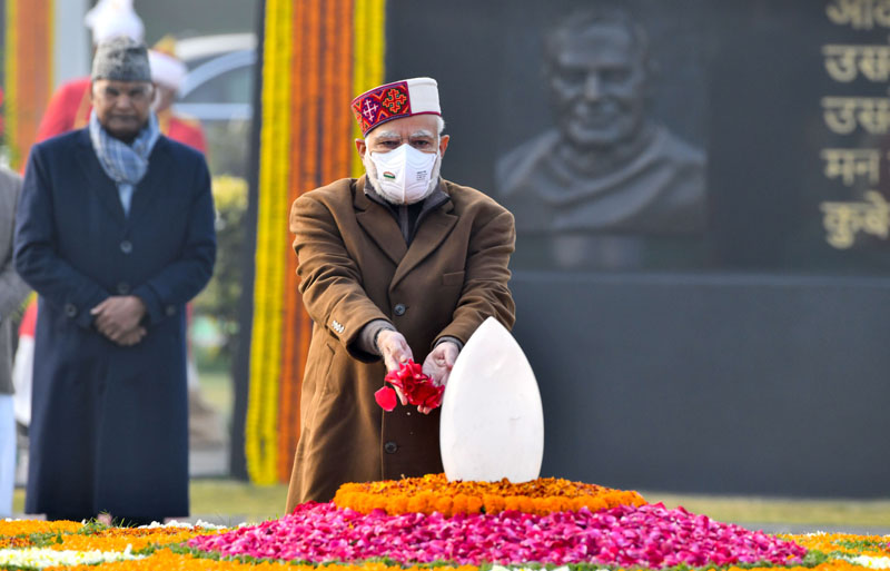 Prime Minister Narendra Modi paying floral tribute on the occasion of birth anniversary of former Prime Minister of India Atal Bihari Vajpayee at Sadaiv Atal in New Delhi on Sunday. (UNI) Prime Minister Narendra Modi paying floral tribute on the occasion of birth anniversary of former Prime Minister of India Atal Bihari Vajpayee at Sadaiv Atal in New Delhi on Sunday. (UNI)