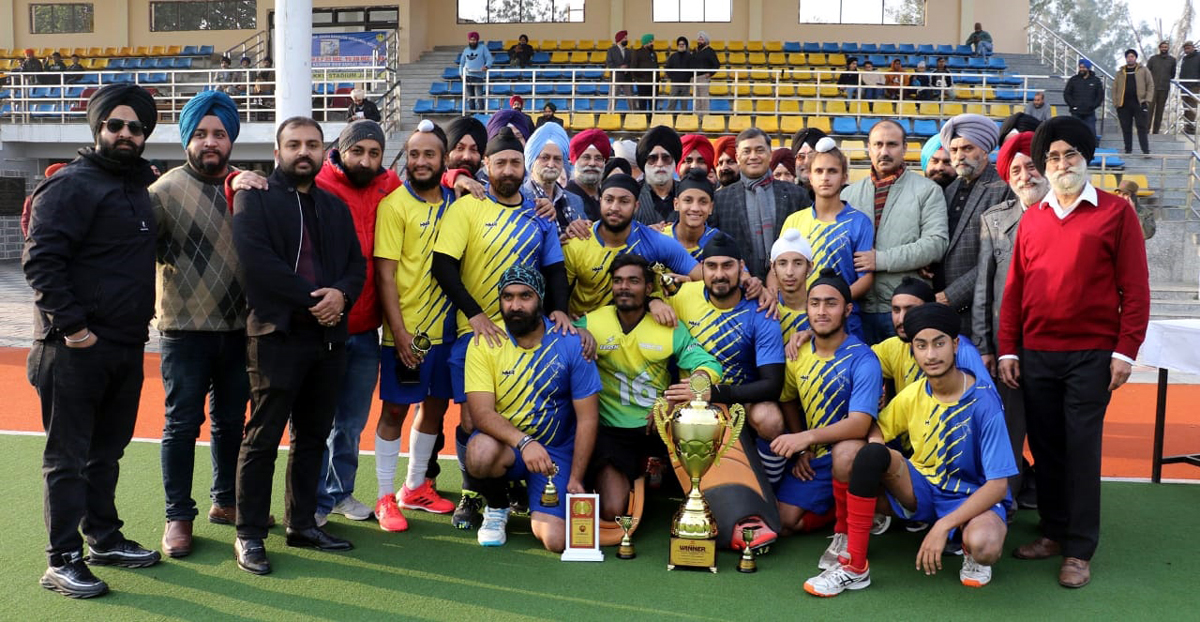 Winning team posing with chief guest MK Sinha and guest of honour, Ranjit Kalra at KK Hakku Stadium on Wednesday. Winning team posing with chief guest MK Sinha and guest of honour, Ranjit Kalra at KK Hakku Stadium on Wednesday.