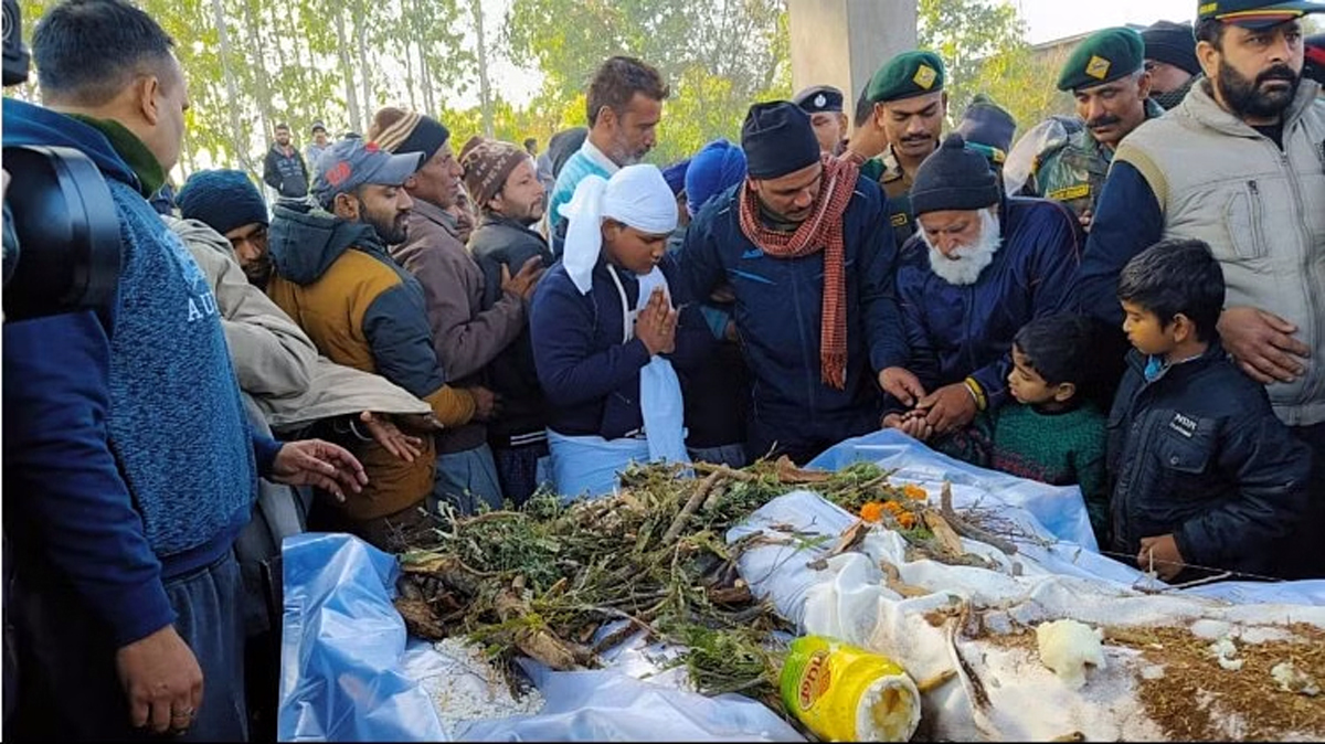 Last rites of Army men being performed in HP. Last rites of Army men being performed in HP.
