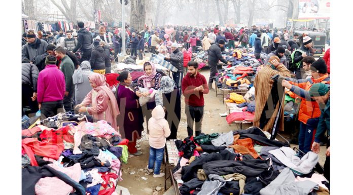 Heavy rush of people at weekly flea market in Srinagar on Sunday ahead of possible snowfall. —Excelsior/Shakeel