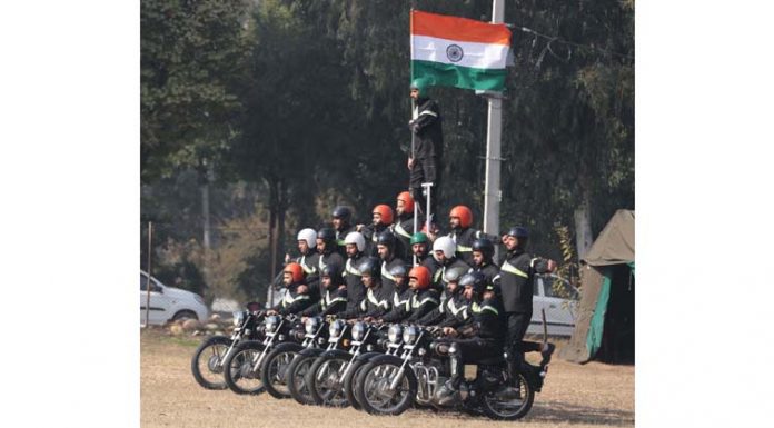 Daredevils of Jammu and Kashmir Police preparing for Republic Day celebrations in Jammu. —Excelsior/Rakesh