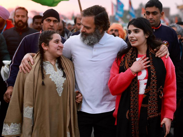 AICC leader Rahul Gandhi interacting with two young women during his ‘Bharat Jodo Yatra’ in Samba on Sunday. -Excelsior/Nischant AICC leader Rahul Gandhi interacting with two young women during his ‘Bharat Jodo Yatra’ in Samba on Sunday. -Excelsior/Nischant
