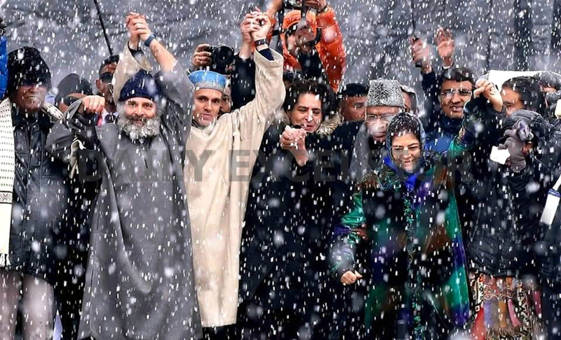 Congress leaders Rahul Gandhi and Priyanka joined by former Chief Ministers Omar Abdullah and Mehbooba Mufti during closing ceremony of Bharat Jodo Yatra in Srinagar on Monday, amid heavy snowfall (UNI). Congress leaders Rahul Gandhi and Priyanka joined by former Chief Ministers Omar Abdullah and Mehbooba Mufti during closing ceremony of Bharat Jodo Yatra in Srinagar on Monday, amid heavy snowfall (UNI).