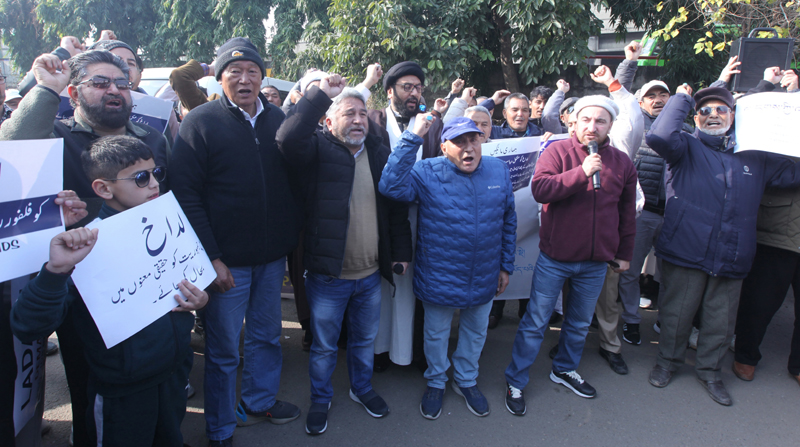 LAB and KDA leaders protesting in Jammu on Sunday. —Excelsior/Rakesh LAB and KDA leaders protesting in Jammu on Sunday. —Excelsior/Rakesh