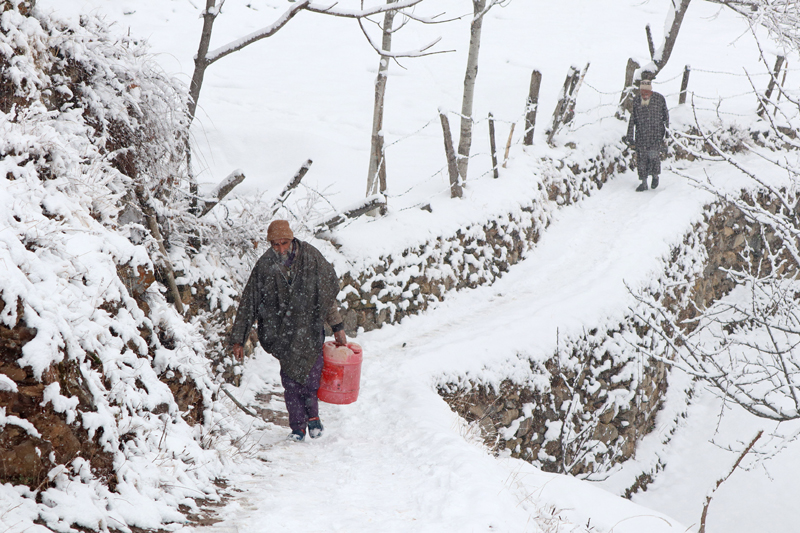 Fresh snowfall on the outskirts of Srinagar. — Excelsior/Shakeel Fresh snowfall on the outskirts of Srinagar. — Excelsior/Shakeel