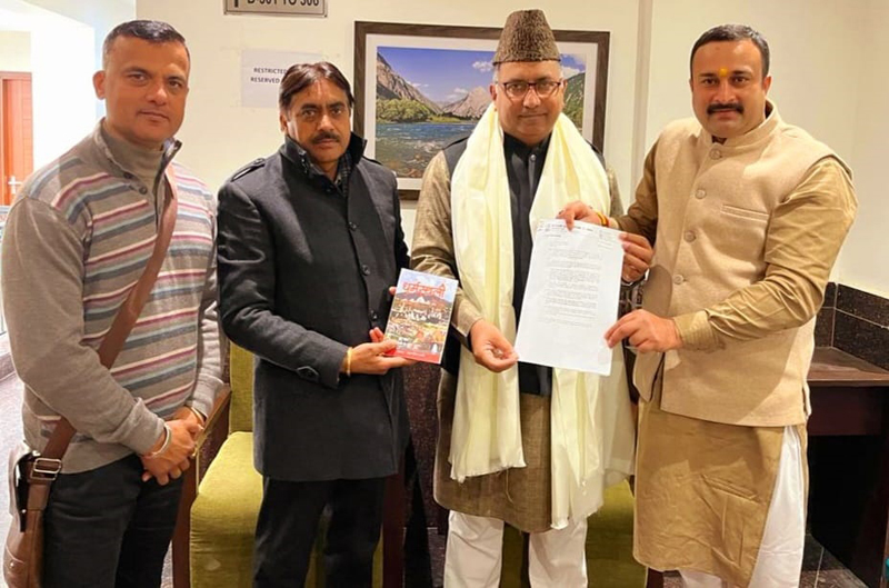 Mahant Rohit Shastri presenting a memorandum to Rajya Sabha MP Er Gulam Ali Khatana in New Delhi on Tuesday. Mahant Rohit Shastri presenting a memorandum to Rajya Sabha MP Er Gulam Ali Khatana in New Delhi on Tuesday.