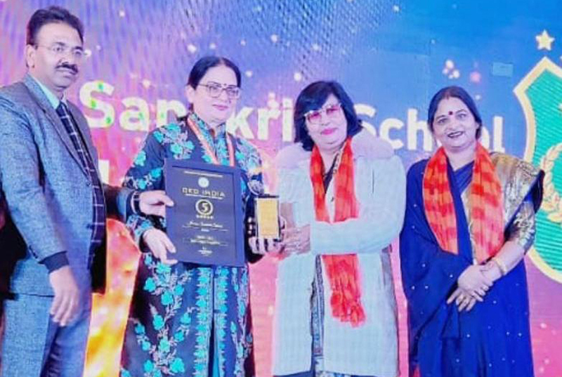 Principal JSSJ, Rohini Aima receiving award at Gurugram during a function. Principal JSSJ, Rohini Aima receiving award at Gurugram during a function.