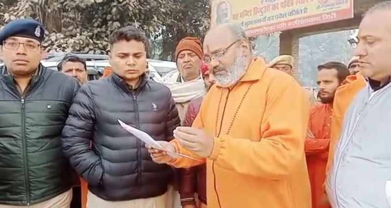 Mahamandleshwar Yeti Narasimhanand Ji Maharaj being stopped by police at Ghaziabad on Sunday. Mahamandleshwar Yeti Narasimhanand Ji Maharaj being stopped by police at Ghaziabad on Sunday.