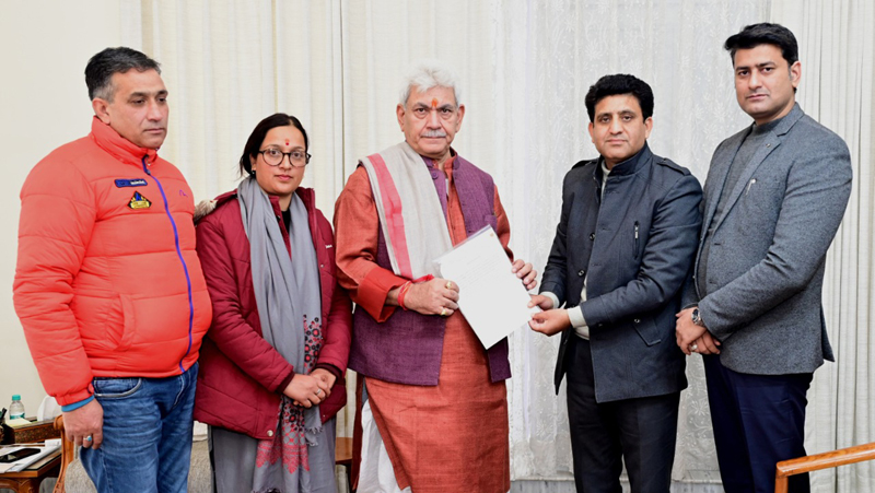 Delegation submitting memorandum to LG. Delegation submitting memorandum to LG.