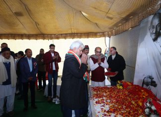 Lieutenant Governor Manoj Sinha with members of Gandhi Global Family paying tribute to Mahatma Gandhi on Monday. —Excelsior/Rakesh