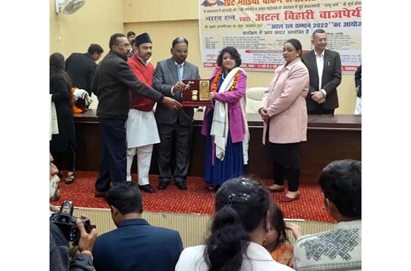 Writer Anila Singh Charak receiving Bharat Rattan Atal Samman in Lucknow. Writer Anila Singh Charak receiving Bharat Rattan Atal Samman in Lucknow.