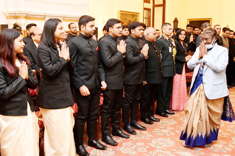 Officer Trainees of Military Engineer Services called on President Droupadi Murmu at Rashtrapati Bhavan, in New Delhi on Thursday. (UNI) Officer Trainees of Military Engineer Services called on President Droupadi Murmu at Rashtrapati Bhavan, in New Delhi on Thursday. (UNI)