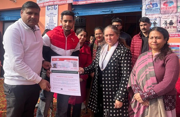 CS SWD Sheetal Nanda handing over a certificate to the beneficiary. CS SWD Sheetal Nanda handing over a certificate to the beneficiary.