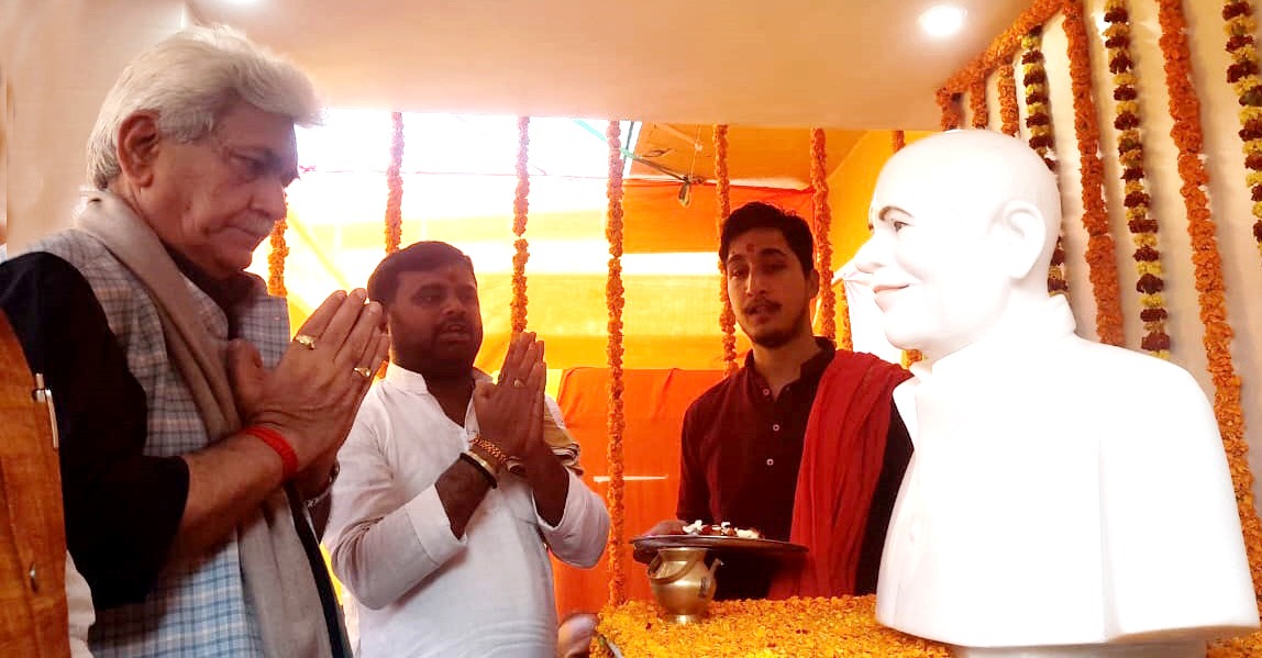 Lt Governor unveils statue of Shri Rajkumar Tripathi at Ghazipur (4)