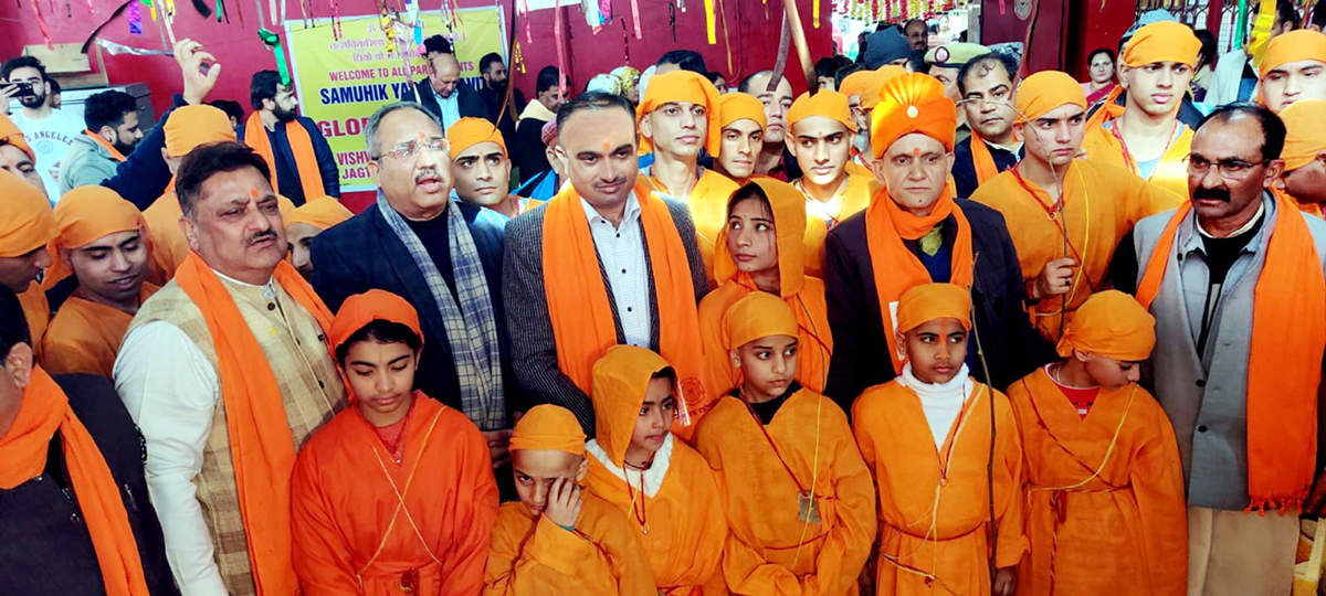 Divisional Commissioner Jammu, Ramesh Kumar and other dignitaries blessing KP boys during the Samuhik Yagynopavit ceremony at Jagti on Wednesday. Divisional Commissioner Jammu, Ramesh Kumar and other dignitaries blessing KP boys during the Samuhik Yagynopavit ceremony at Jagti on Wednesday.