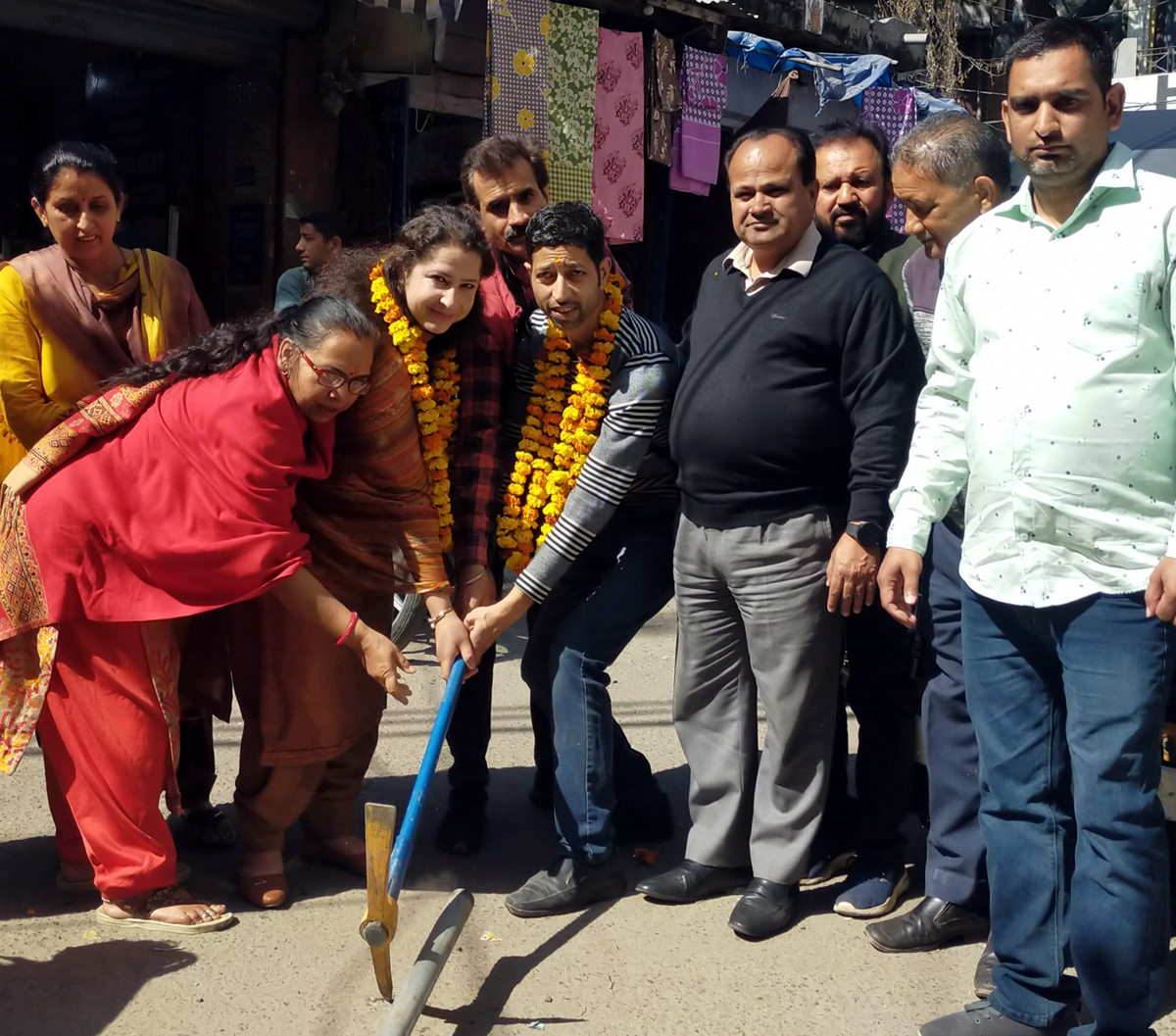 JMC Councillor, Ritu Choudhary starts work of laying water supply pipes in Ward No. 7. JMC Councillor, Ritu Choudhary starts work of laying water supply pipes in Ward No. 7.