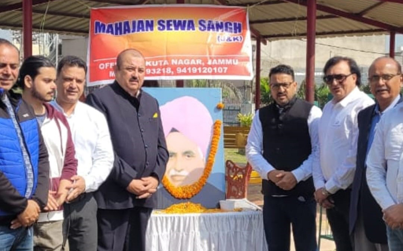 Office bearers of Mahajan Sewa Sangh paying tribute to Lala Hansraj Mahajan at Gandhi Nagar on Sunday. Office bearers of Mahajan Sewa Sangh paying tribute to Lala Hansraj Mahajan at Gandhi Nagar on Sunday.
