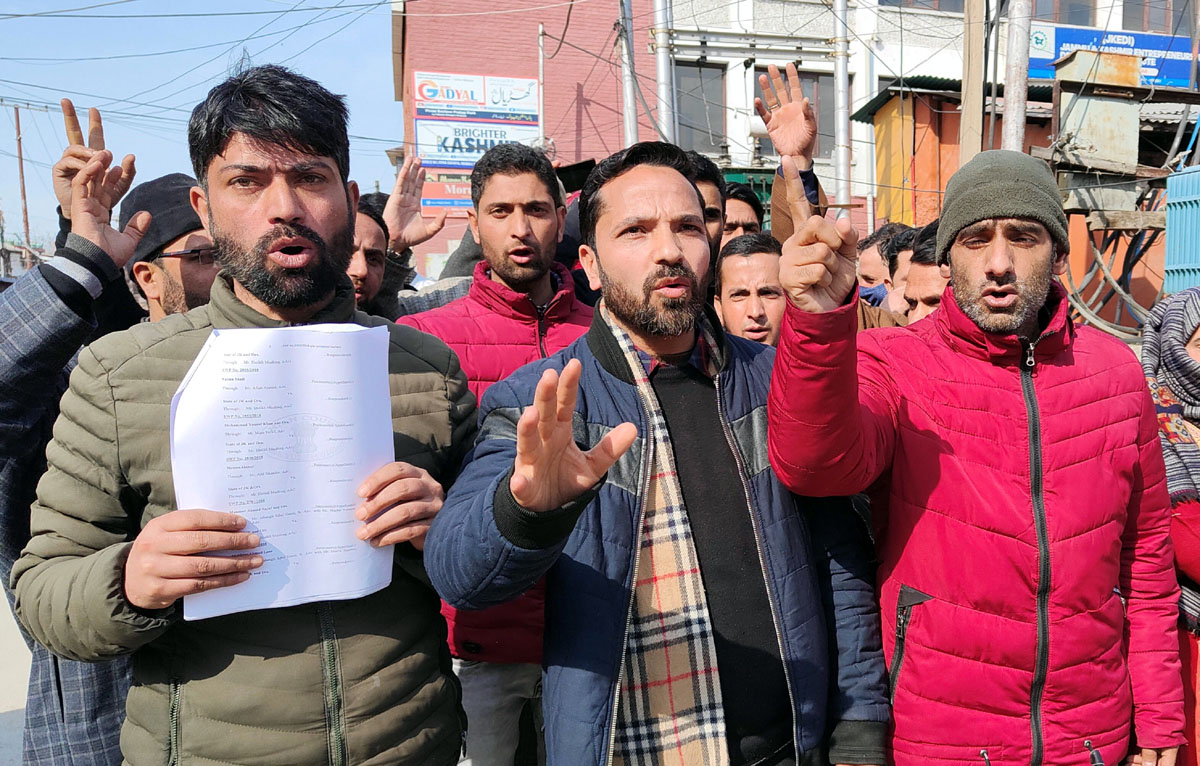ReT empanelled aspirants during a protest in Srinagar on Monday. -Excelsior/Shakeel ReT empanelled aspirants during a protest in Srinagar on Monday. -Excelsior/Shakeel