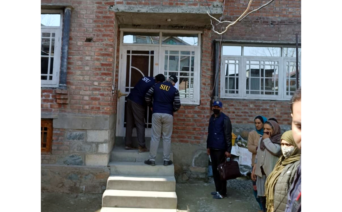 SIU teams attaching a house in Srinagar on Monday. - Excelsior/Shakeel SIU teams attaching a house in Srinagar on Monday. - Excelsior/Shakeel