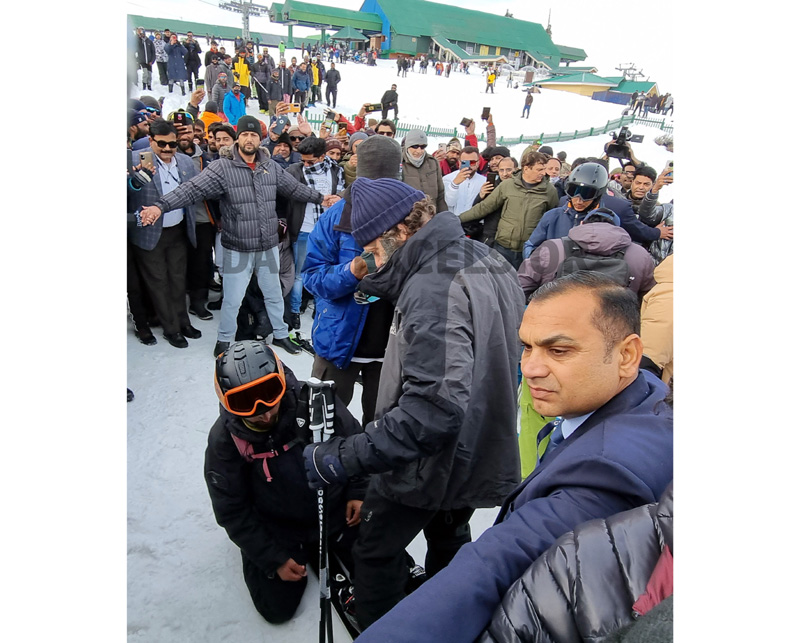 Congress leader Rahul Gandhi seen readying for skiing during his private visit to Gulmarg on Wednesday. -Excelsior/Aabid Nabi Congress leader Rahul Gandhi seen readying for skiing during his private visit to Gulmarg on Wednesday. -Excelsior/Aabid Nabi