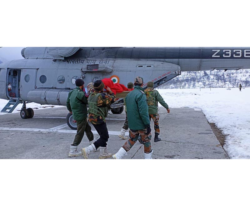 A pregnant woman being airlifted by IAF and Army troops from snowbound Nawapachi area of Kishtwar on Thursday. —Excelsior/Tilak Raj