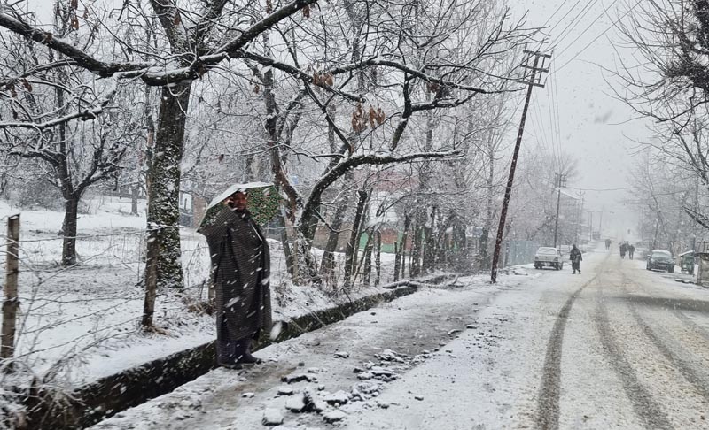 Heavy snowfall in Kupwara area of North Kashmir.  —Excelsior/Aabid Nabi