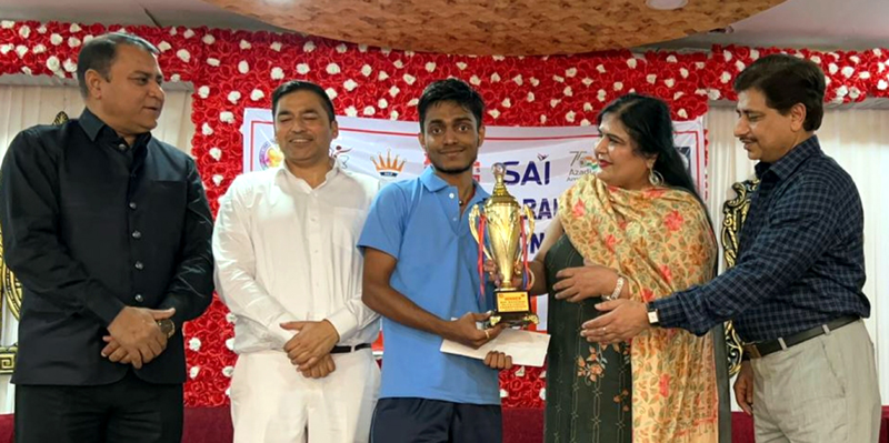 A guest presenting trophy to a winner of MPL National Blitz Chess Championship in Jammu. A guest presenting trophy to a winner of MPL National Blitz Chess Championship in Jammu.