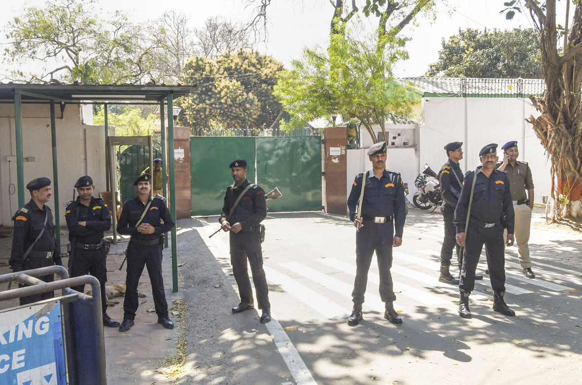 CBI team at residence of Rabri Devi