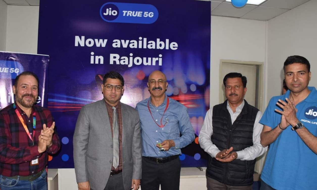 DC Rajouri during launch of 5 G Jio service (1)