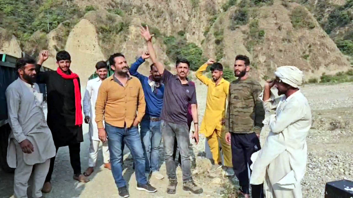 People protesting against mining in Juthana Kathua on Thursday. Excelsior/Pardeep People protesting against mining in Juthana Kathua on Thursday. Excelsior/Pardeep