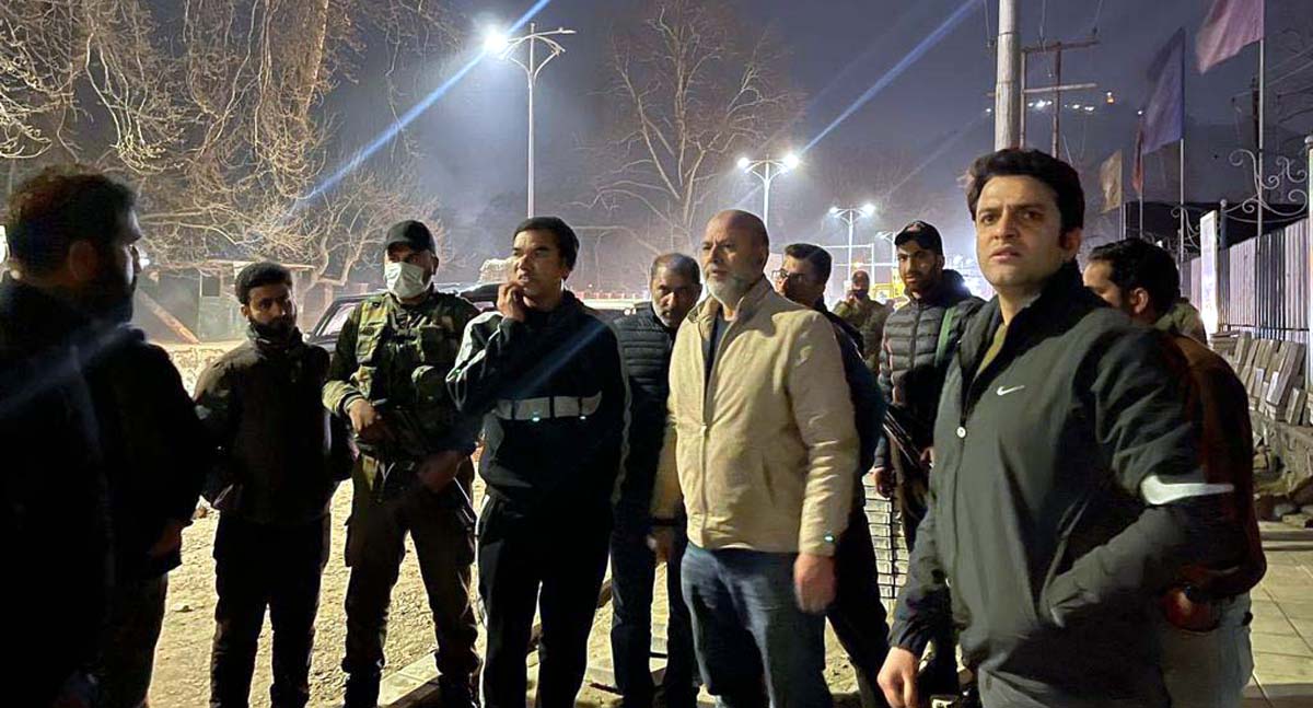 Div Com Kashmir during late night visit to Srinagar city. Div Com Kashmir during late night visit to Srinagar city.